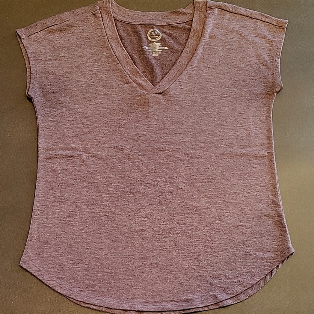 Maurices 24/7 v-neck tee w cap sleeves & rounded hem, size S /fits M